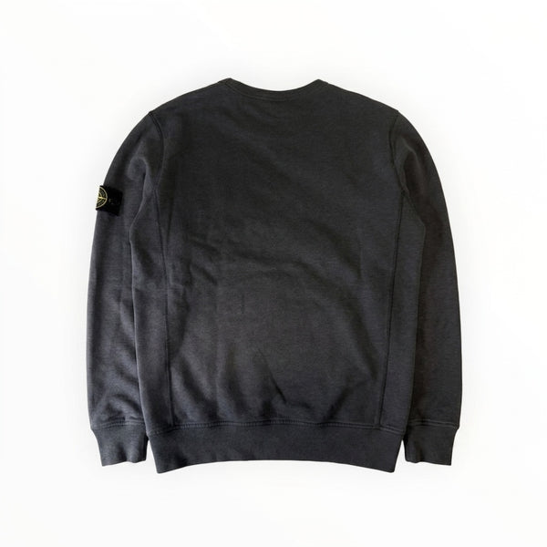 Sweat-shirt Secondstore Stone Island gris à col rond avec badge iconique sur la manche gauche