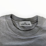 Gros plan sur le col rond et l'étiquette de marque Stone Island d'un sweat-shirt gris chiné Secondstore
