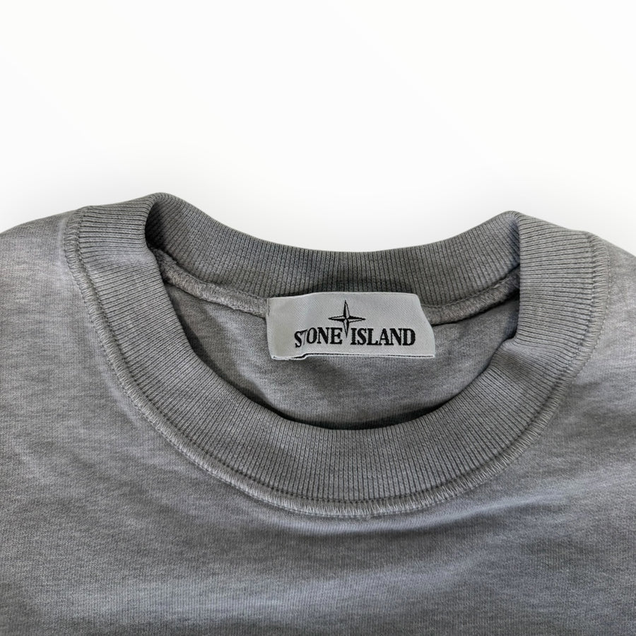 Gros plan sur le col rond et l'étiquette de marque Stone Island d'un sweat-shirt gris chiné Secondstore