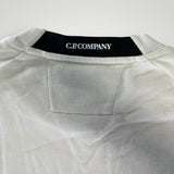 Détail du col rond blanc Secondstore C.P. Company avec bande intérieure noire contrastante et logo imprimé