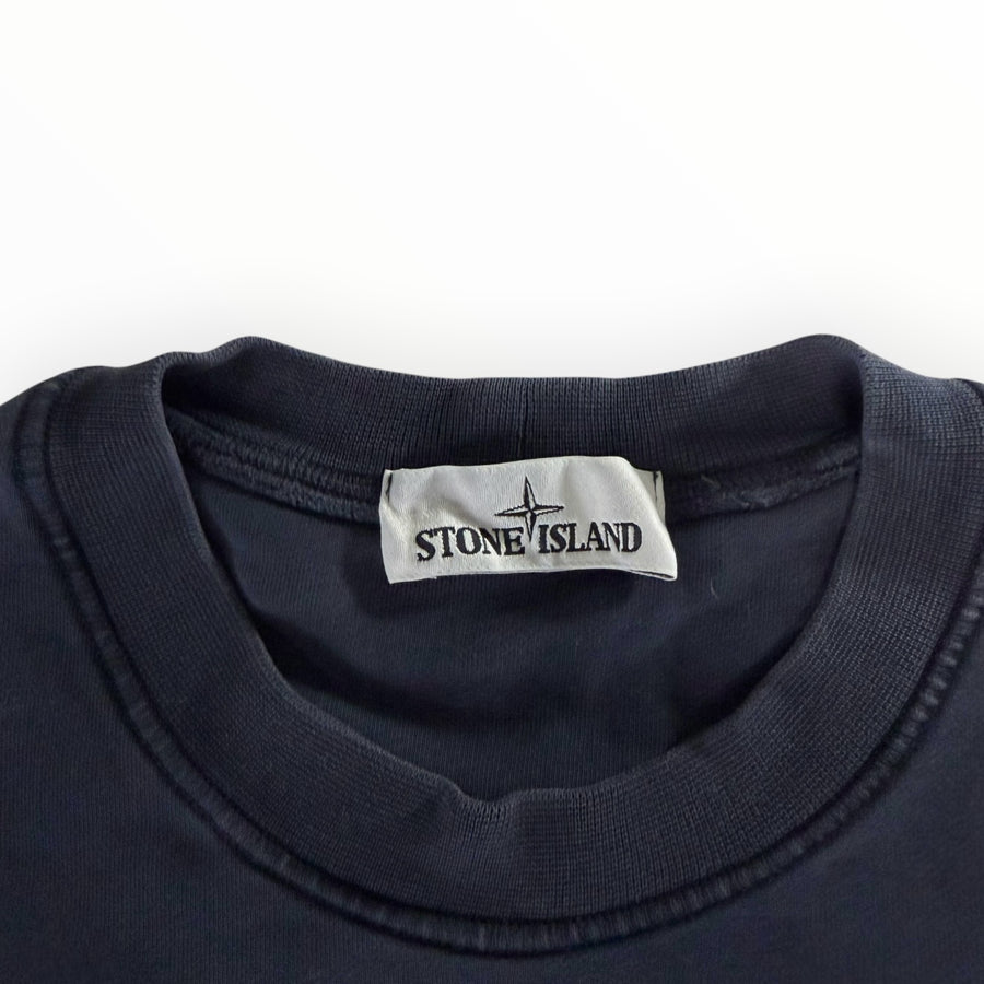 Gros plan sur le col rond et l'étiquette de marque Stone Island d'un sweat-shirt Secondstore en coton noir