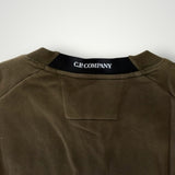 Détail du col rond Secondstore C.P. Company en coton vert olive avec étiquette logo contrastante à l'intérieur