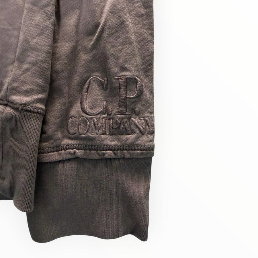 Détail du poignet d'un sweat-shirt marron Secondstore C.P. Company avec logo brodé ton sur ton sur le bord-côte