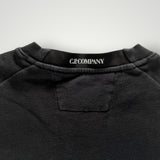 Détail du col rond noir en coton avec étiquette de marque Secondstore C.P. COMPANY visible à l'intérieur