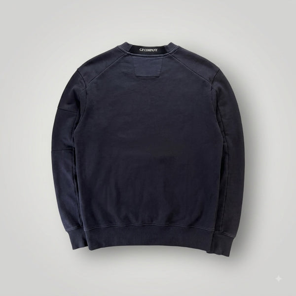 Vue arrière du sweatshirt noir en coton Secondstore C.P. Company avec col rond et logo discret au niveau de la nuque