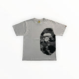 T-shirt Secondstore A BATHING APE gris avec imprimé camouflage Ape Head asymétrique noir sur le devant en coton