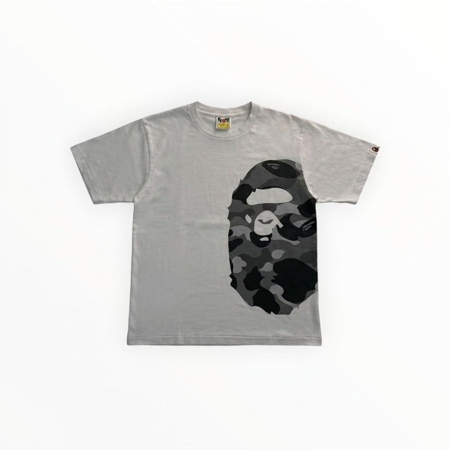T-shirt Secondstore A BATHING APE gris avec imprimé camouflage Ape Head asymétrique noir sur le devant en coton