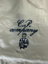 Gros plan sur la broderie logo marine sur t-shirt beige en coton mercerisé Secondstore