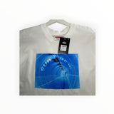 T-shirt blanc en coton Secondstore avec imprimé graphique tunnel bleu sur la poitrine et étiquette de prix
