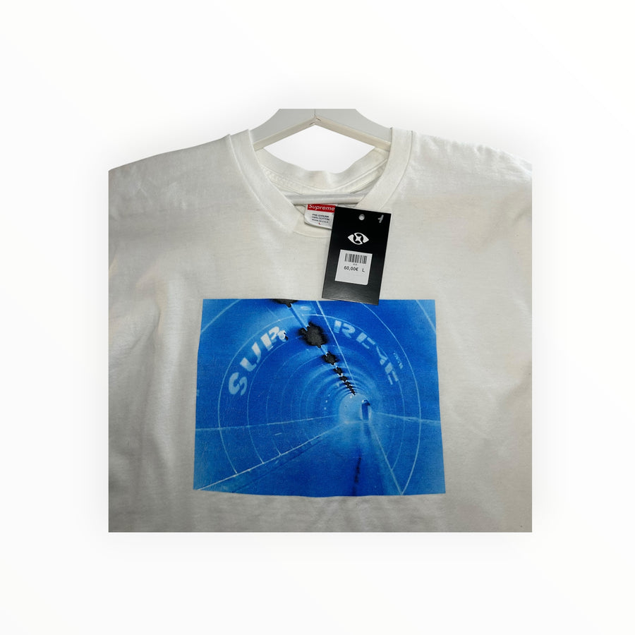 T-shirt blanc en coton Secondstore avec imprimé graphique tunnel bleu sur la poitrine et étiquette de prix