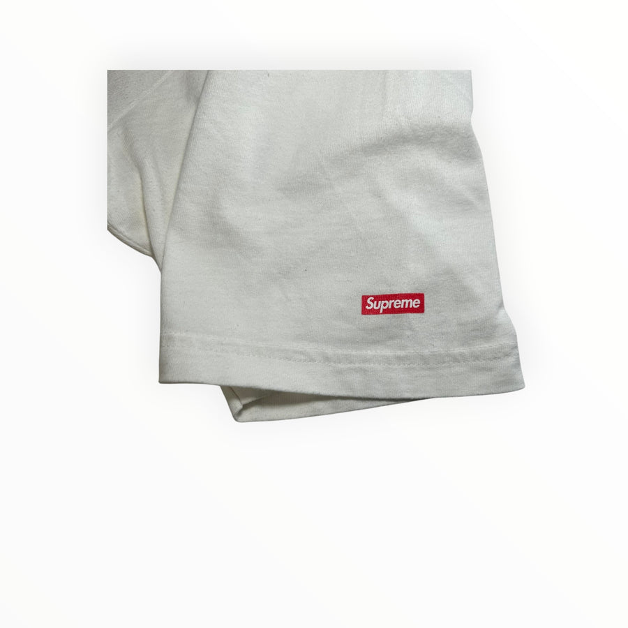 Manche blanche d'un t-shirt en coton Secondstore avec le logo rouge Supreme brodé