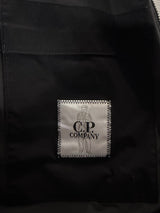 Étiquette d'authenticité intérieure avec logo Secondstore sur veste noire technique C.P. Company