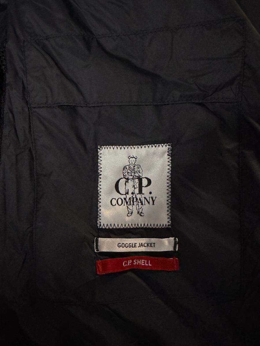 Étiquette intérieure Secondstore sur veste noire C.P. Company Goggle Jacket avec logo et détails techniques