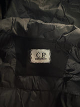 Étiquette intérieure de marque Secondstore sur une veste technique noire C.P. Company en tissu Pro-Tek