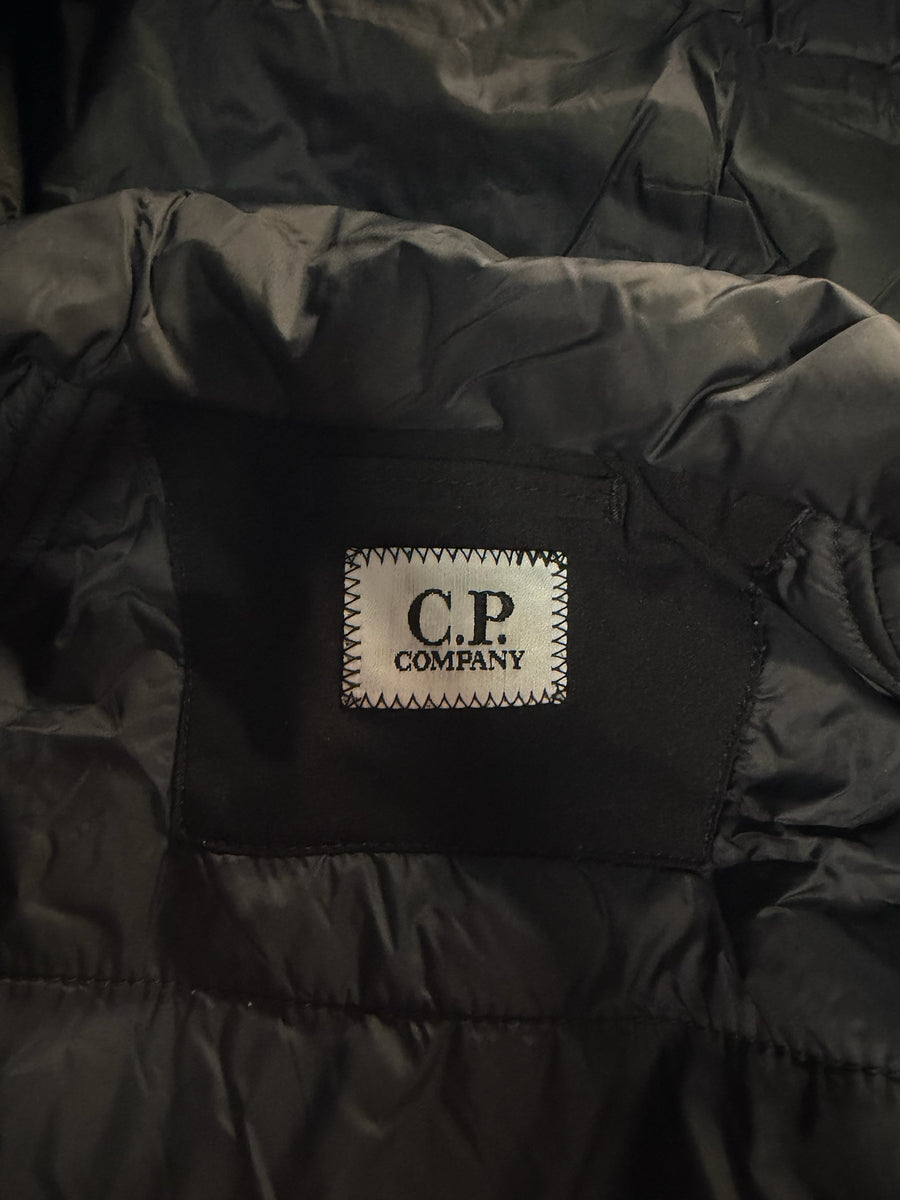Étiquette intérieure de marque Secondstore sur une veste technique noire C.P. Company en tissu Pro-Tek