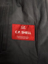 Étiquette rouge Secondstore sur veste noire C.P. Company en tissu technique soft shell stretch