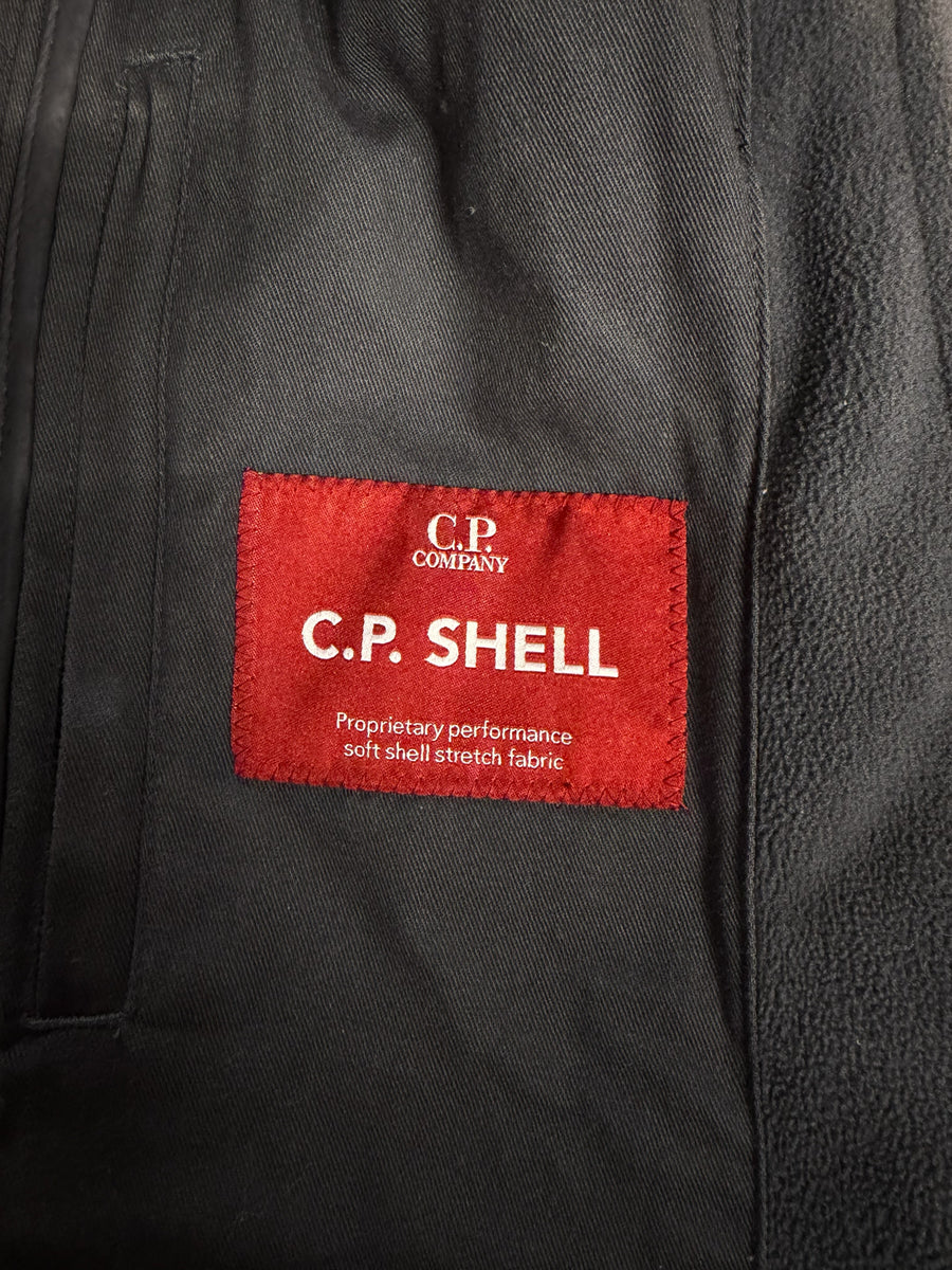 Étiquette rouge Secondstore sur veste noire C.P. Company en tissu technique soft shell stretch