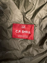 Étiquette intérieure rouge C.P. Shell sur veste kaki Secondstore en tissu soft shell stretch haute performance