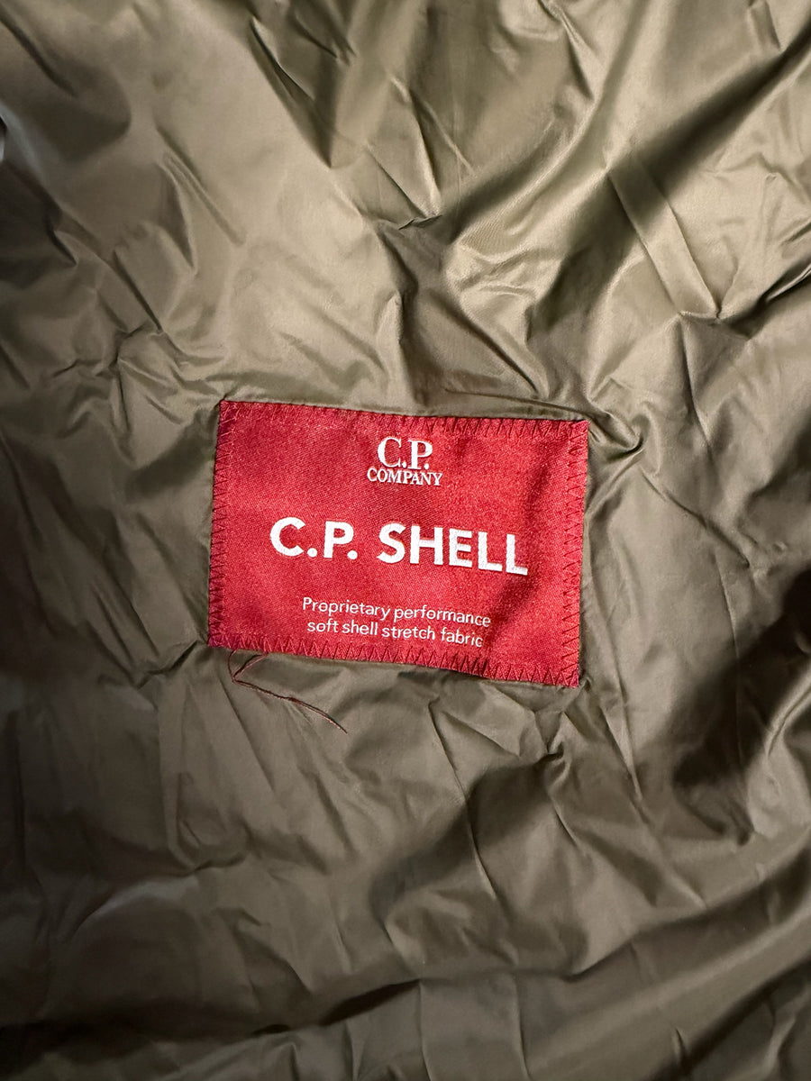 Étiquette intérieure rouge C.P. Shell sur veste kaki Secondstore en tissu soft shell stretch haute performance