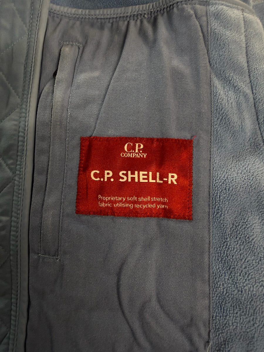 Étiquette intérieure rouge C.P. Shell-R sur veste bleue Secondstore en tissu soft shell recyclé avec doublure polaire
