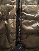 Gros plan sur la fermeture zippée et le tissu matelassé kaki de la veste Goggle Jacket Secondstore C.P. COMPANY