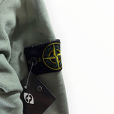 Badge boussole emblématique sur manche de veste Secondstore Stone Island en coton vert sauge avec étiquette