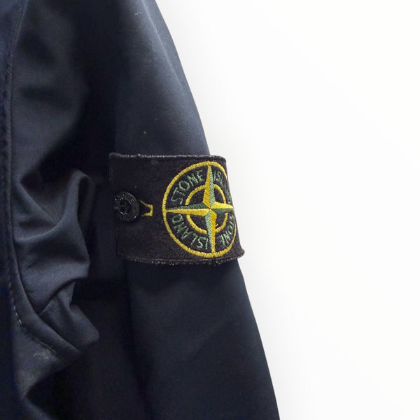 Badge boussole iconique Stone Island sur la manche d'une veste Secondstore bleu marine en tissu technique