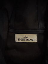 Étiquette intérieure de marque Stone Island sur une veste Secondstore bleu marine en tissu technique