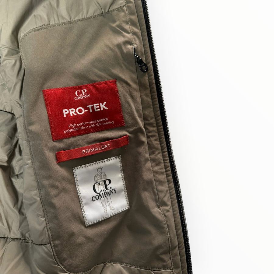 Détail intérieur de la veste technique Secondstore C.P. Company avec étiquettes Pro-Tek et PrimaLoft sur tissu beige