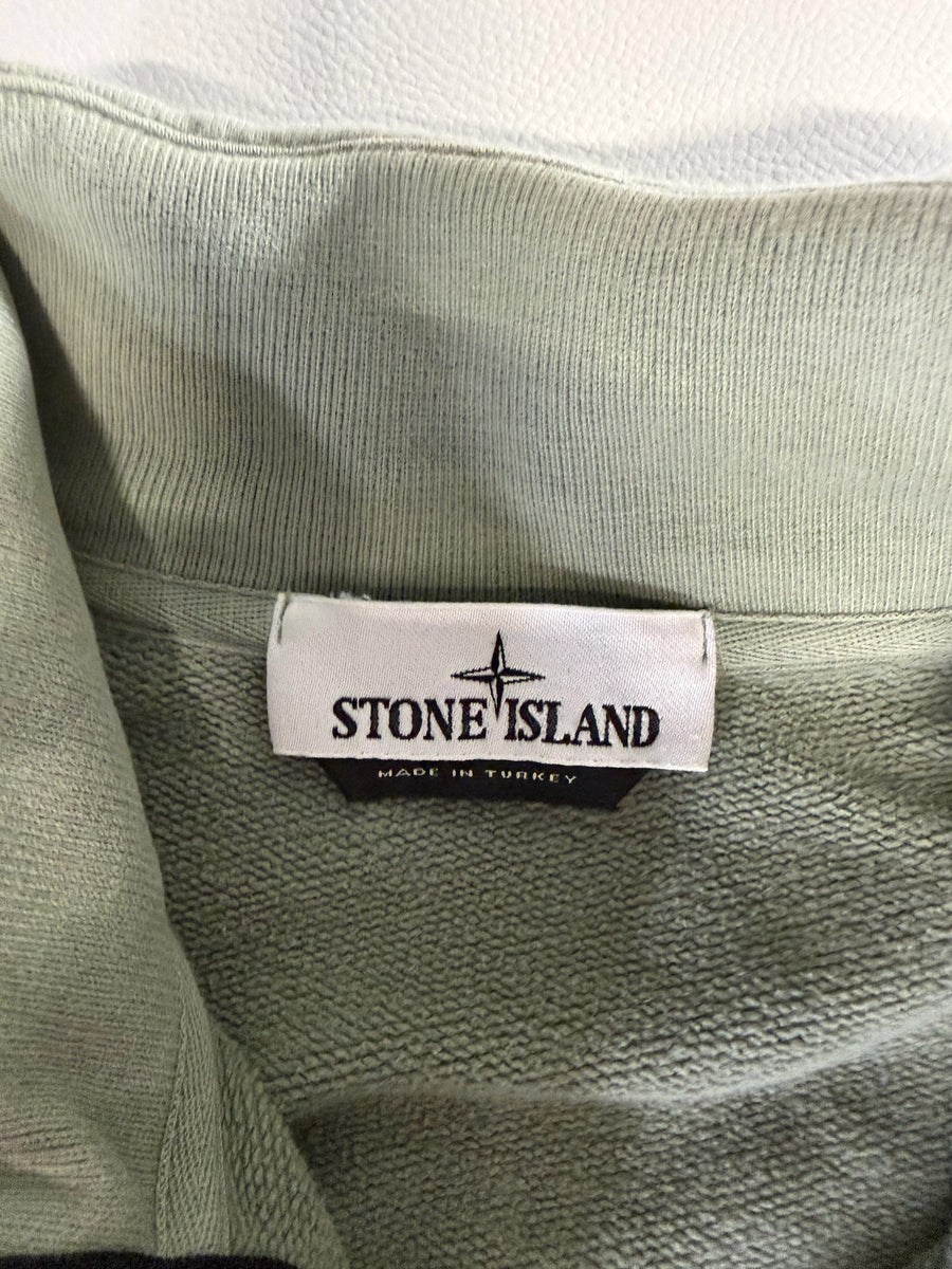Étiquette de col Secondstore sur une veste zippée Stone Island en coton vert sauge avec logo boussole